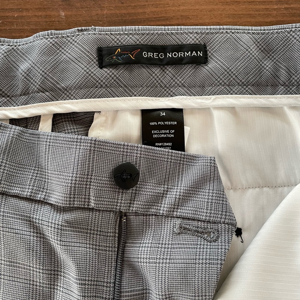 Lightly worn golf shorts. Size 34 gray